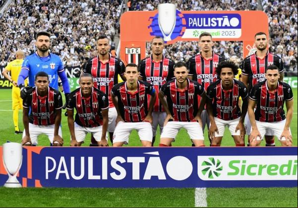 Time do Botafogo-SP antes do jogo contra o Corinthians.(Imagem:Marcos Ribolli)