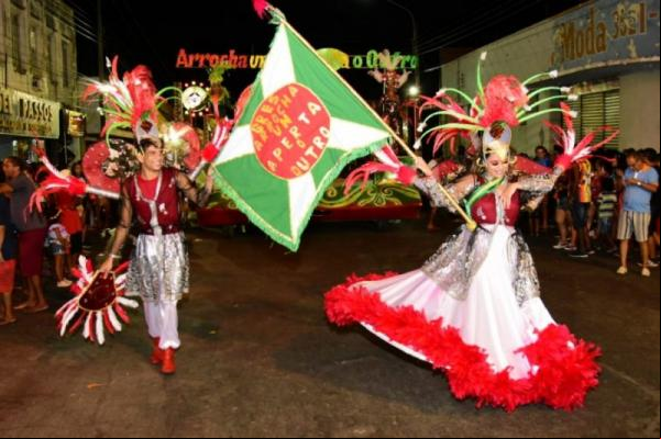 A escola Arrocha Um, Aperta o Outro, fechou o desfile também resgatando a história de Floriano com o tema: “Cantoria ou Rua São Pedro”.(Imagem:Secom)