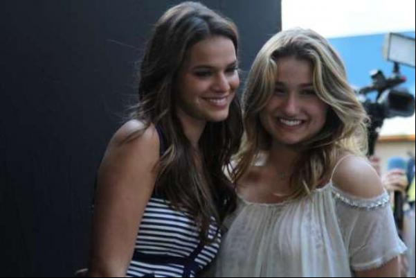 Bruna Marquezine e Sasha Meneghel vão ar o Ano Novo em ilha da França.(Imagem:MSN)