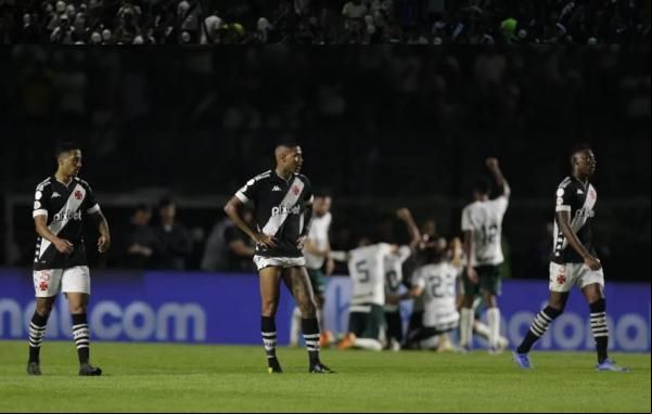 Jogadores do Vasco abatidos após gol do Goiás.(Imagem: Alexandre Cassiano)