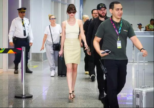 Dakota Johnson chega ao Brasil para lançar