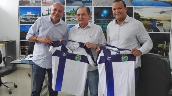 Warton Lacerda, presidente do Altos, e representantes da prefeitura de Floriano.(Imagem:Luís Júnior)