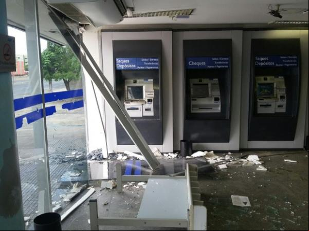 Frente da agência ficou parcialmente destruída.(Imagem:Ellyo Teixeira/G1)