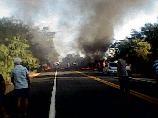 Moradores ateiam fogo em pneus fechando a BR-343 durante duas horas.(Imagem:FlorianoNews)