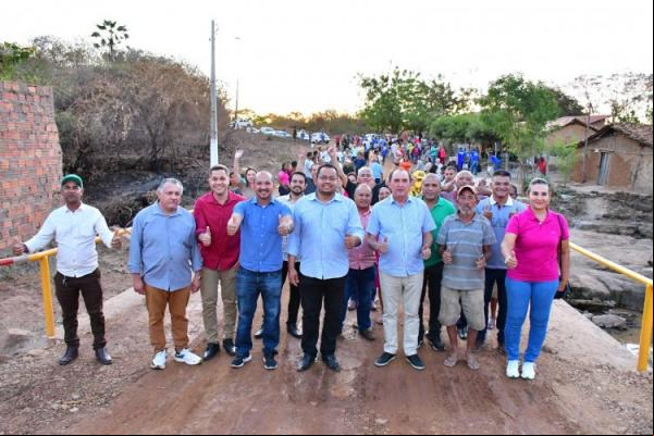 Prefeitura de Floriano entrega agem molhada que dá o a localidade Bom Jardim(Imagem:Secom)