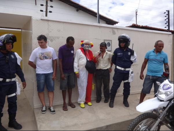Palhaço Carrapeta faz a alegria das crianças com distribuição de bombons em Floriano.(Imagem:FlorianoNews)