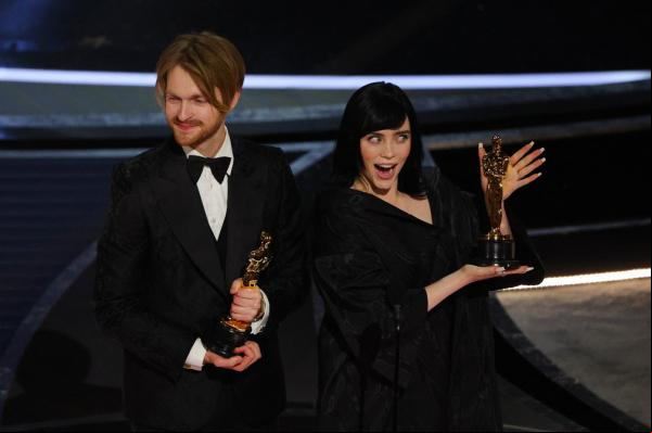 A cantora Billie Eilish e seu irmão, l levaram o Oscar na categoria por melhor música original, com a música