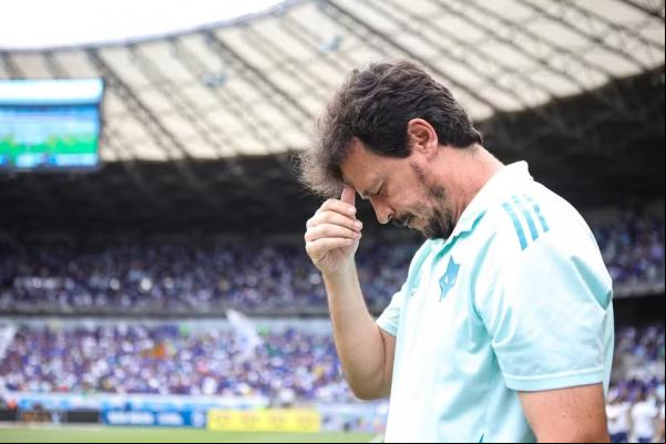 Fernando Diniz, técnico do Cruzeiro, antes do jogo contra o Betim.(Imagem:Gilson Lobo/AGIF)