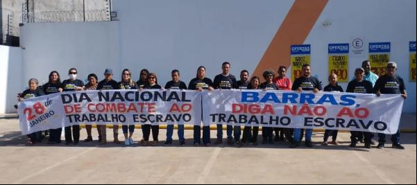 Manifestantes chamam atenção para trabalho análogo à escravidão em Barras, no Piauí.(Imagem:Arquivo Pessoal )