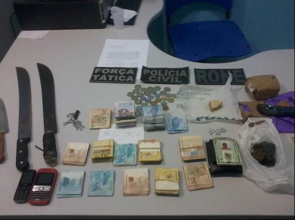 Dinheiro, drogas, facões e celulares foram apreendidos durante operação em Uruçuí (Imagem:Jarbas Lima)