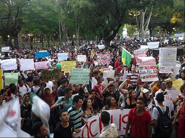 Durante protesto manifestantes encapuzados depredaram ônibus em Teresina.(Imagem:florianonews.piauiconectado.com)