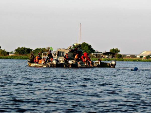 Equipe de 20 mergulhadores faz buscas com barcos na região do naufrágio.(Imagem:Tatiane Queiroz/ G1 MS)