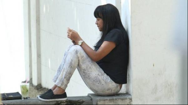 Viviane confere o celular na mureta da Urca, onde ela e Roberto Carlos moram.(Imagem:Sandro Cardozo )