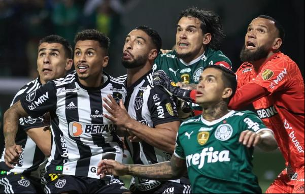 Disputa de bola durante Palmeiras x Atlético-MG.(Imagem:Marcello Zambrana/AGIF )