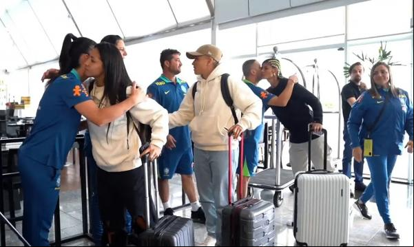 Chegada de jogadoras da seleção feminina de futebol para amistoso contra a Colômbia.(Imagem:CBF/Divulgação© CBF/DIVULGAÇÃO)