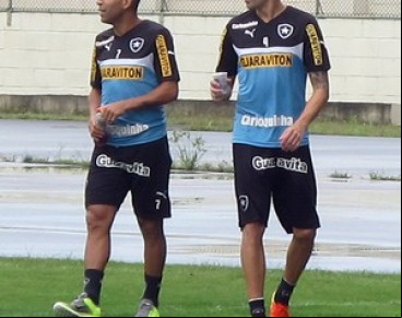 Emerson e Bolivar deixam o campo após aviso de afastamento.(Imagem:Fred Huber)
