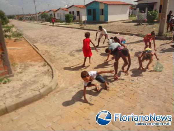 Papai Noel distribuiu bombons e abraços, fazendo a alegria das crianças em Floriano. (Imagem:FlorianoNews)