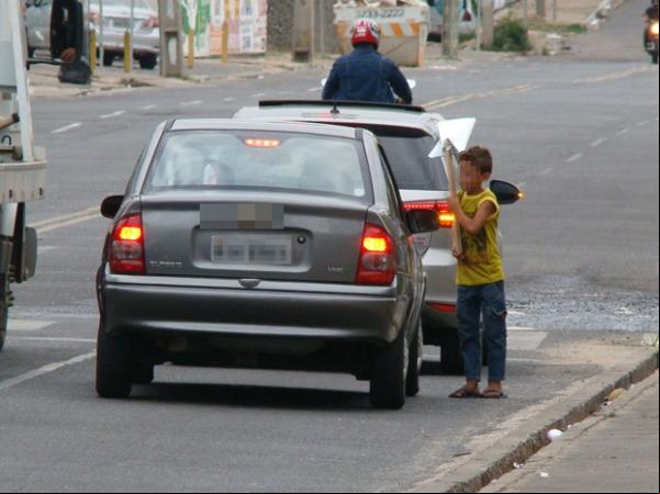 Criança de 11 anos sendo explorada em semáforo de Teresina.(Imagem: Ellyo Teixeira/G1)