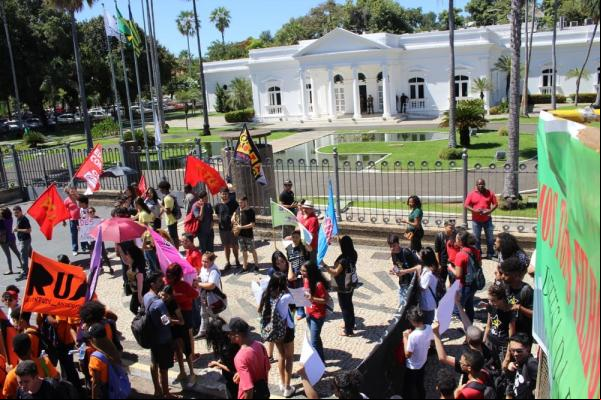 TERESINA, 10h40: Manifestantes chegam ao Palácio de Karnak.(Imagem: Gilcilene Araújo/G1)