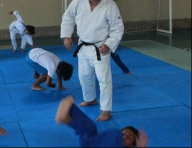 Queiroz Filho ministra aula de judô para crianças com foco em novas gerações.(Imagem:Wenner Tito)