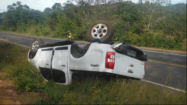 Veículo capota na Rodovia 140, nas proximidades da localidade Pequi(Imagem:FlorianoNews)