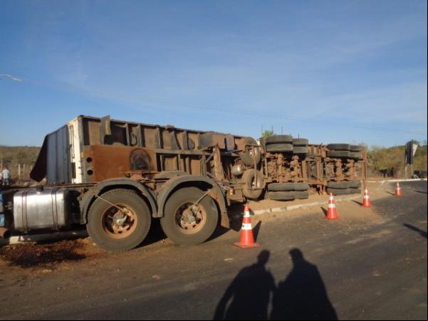 Carreta tomba e espalha carga de milho nas margens da BR-230. (Imagem:FlorianoNews)