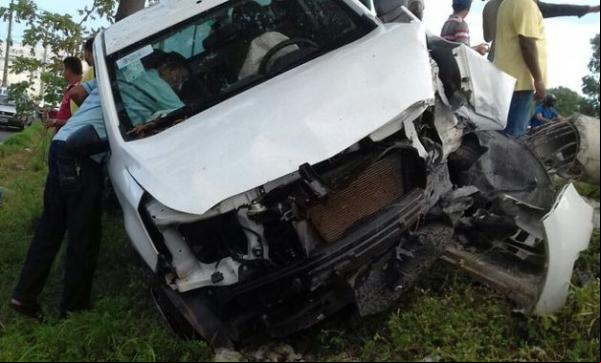Veículo da Agespisa colide com poste e interdita trecho da BR-316 em Teresina.(Imagem:Portalr10)