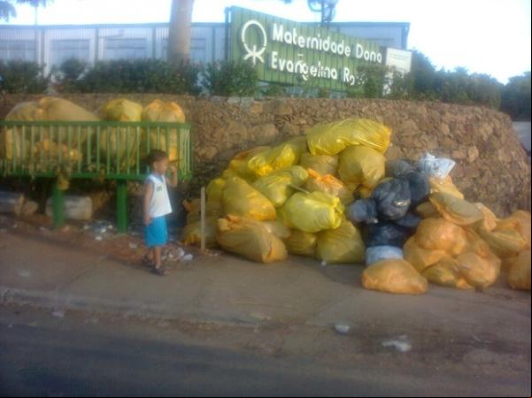 Lixo é depositado em frente à calçada da Maternidade.(Imagem:Jaqueliny Siqueira/ G1 Piauí)