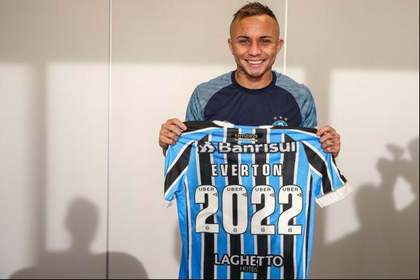 Everton renovou com o Grêmio até 2022 no ano ado ? Foto: Everton renovou com o Grêmio até 2022 no ano ado.(Imagem:Lucas Uebel/Divulgação Grêmio)