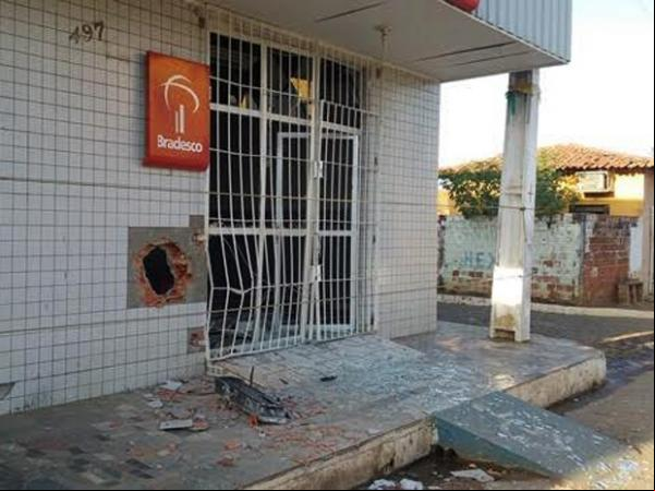 Agência do Bradesco ficou destruída após a ação criminosa.(Imagem:Gilberto Alencar/Agricolância em foco)