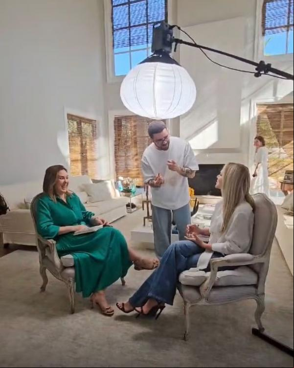 Eliana grava o Fantástico com Renata Capucci; Nova contratada da Globo contará novos os da carreira.(Imagem:Reprodução/Instagram)