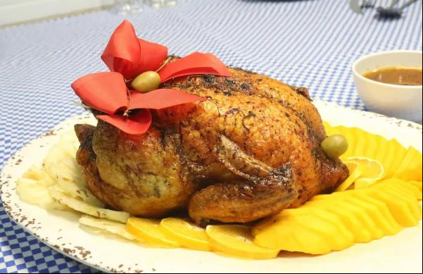 Frango natalino pronto para ser servido (Imagem: Rafaela Leal /G1 PI )