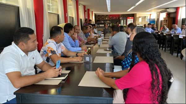 Prefeito e lideranças se reúnem para discutir preparativos do culto em ação de graças em Floriano.(Imagem:Divulgação)