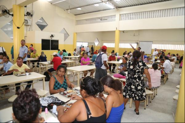 Ciro percorre ruas do Centro, tem contato com populares e almoça no Restaurante Popular(Imagem:Divulgação)