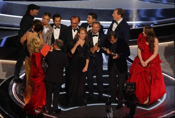 Troy Kotsur se tornou o primeiro homem surdo a ganhar um Oscar de atuação, como ator coadjuvante, e Sian Heder levou a estatueta de melhor roteiro adaptado.(Imagem:Reprodução)