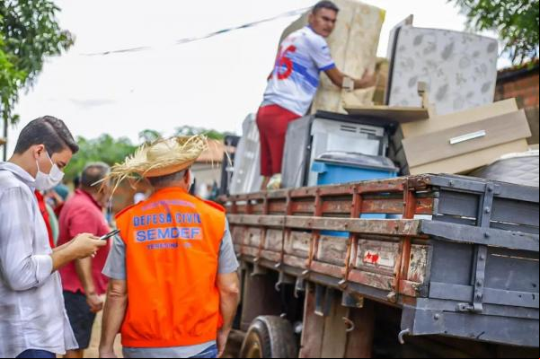 Defesa Civil auxilia famílias prejudicadas por fortes chuvas em Teresina.(Imagem:Lucas Dias/Semcom )