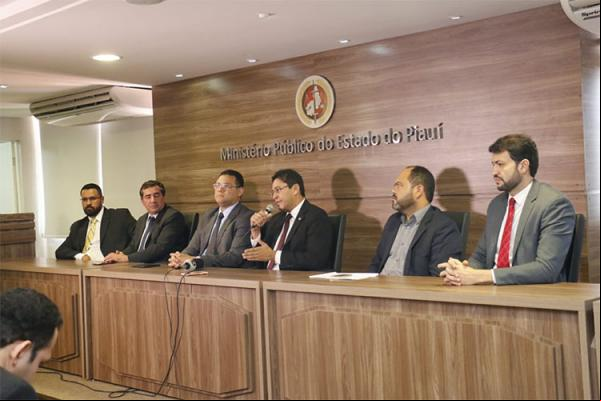 MP aplica concurso e policiais a paisana monitoram concorrentes dentro de salas.(Imagem:Lucas Araújo/ florianonews.piauiconectado.com)