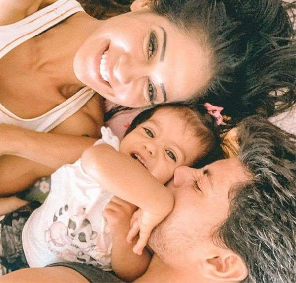 Mayra Cardi surpreendeu os seus seguidores do Instagram nesta terça-feira, dia 24. Nos Stories, a life coach elogiou o ex-marido Arthur Aguiar e comentou que o ator a estava auxili(Imagem:Divulgação)