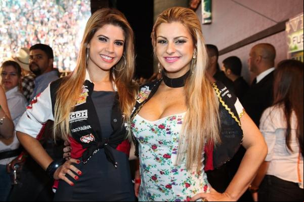 Ex-BBB Cacau e a modelo Deborah Albuquerque posaram juntas em rodeio no interior de São Paulo.(Imagem:Manuela Scarpa/Photo Rio News)