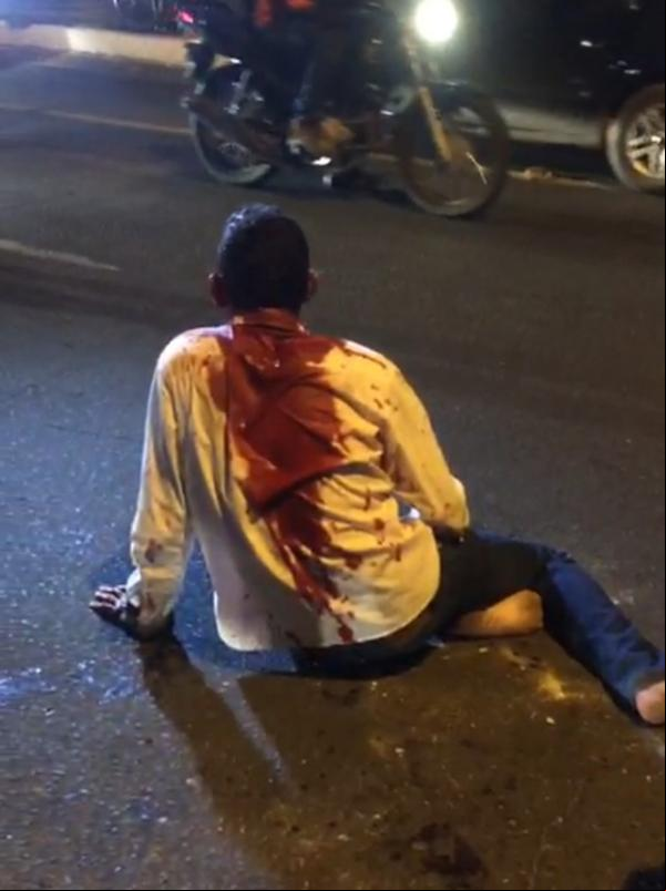 Homem é apedrejado por populares após tentativa de assalto na Zona Sul de Teresina.(Imagem:Reprodução)