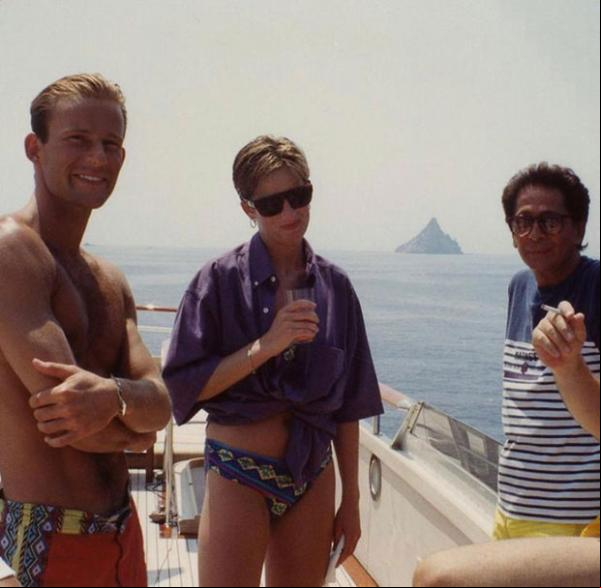 Giancarlo Giammetti, cofundador da grife Valentino, publicou em suas redes sociais duas fotos da princesa Diana (1961-1997). Segundo o Daily Mail, as imagens são inéditas e uma del(Imagem:Reprodução)