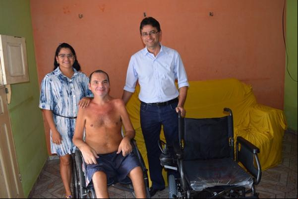 Secretaria de Saúde faz entrega cadeira de rodas motorizada.(Imagem:Waldemir Miranda)