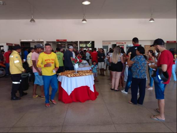 Café da manhã, benção solene e música ao vivo marcam os 22 anos da Cajueiro Motos em Floriano.(Imagem:FlorianoNews)