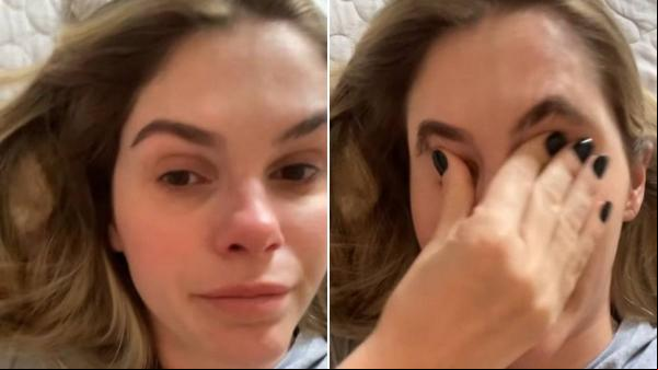 Em seguida, a modelo aparece chorando e dizendo estar desesperada com a situação: ?Vocês mães também são assim? Ainda não consegui me arrumar. Eu já fiquei fora durante o dia, mas(Imagem:Reprodução)