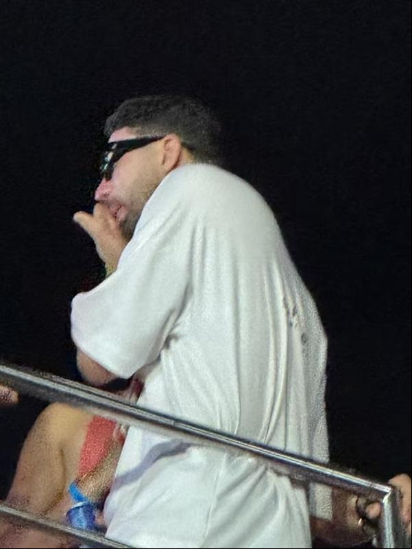 Rico Melquiades chorando após ter o celular furtado durante o Carnatal 2024.(Imagem:Quem)