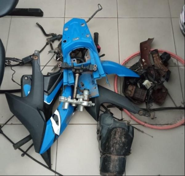 Após denúncia, Força Tática encontra desmanche de moto em Floriano(Imagem:Reprodução)
