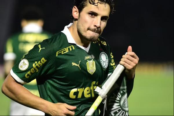 Raphael Veiga comemora gol em Palmeiras x Atlético-MG.(Imagem:Marcos Ribolli)