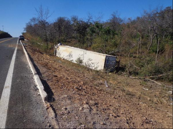 Carreta carregada de carnes tomba na BR-230.(Imagem:FlorianoNews)