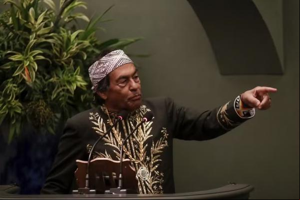 Ailton Krenak discursa durante posse na Academia Brasileira de Letras.(Imagem:Bruna Prado/AP)
