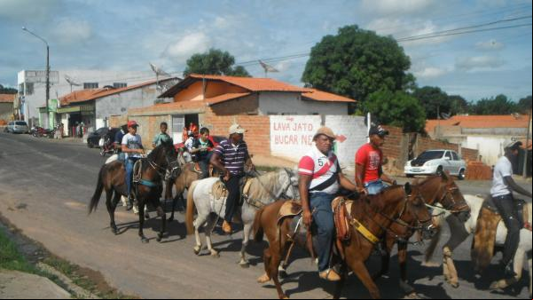 Vaqueiros participam de cavalgada pelas ruas de Floriano.(Imagem:FlorianoNews)